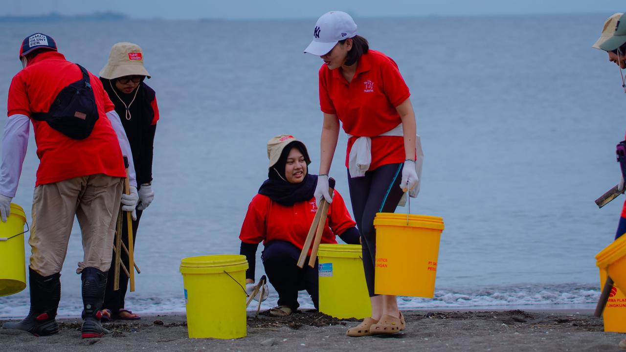 FOTO: Aksi Relawan Bersih-Bersih Pantai Tanjung Pasir, Kumpulkan Sampah Ratusan Kilogram