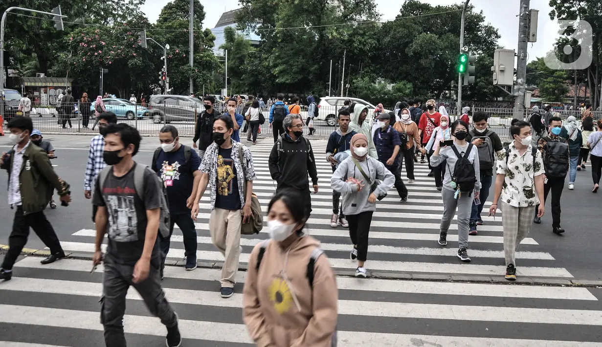 Aktivitas pekerja saat jam pulang kantor di kawasan Sudirman, Jakarta Pusat, Kamis (29/9/2022). Sebelumnya, Kepala WHO Tedros Adhanom Ghebreyesus, mengatakan akhir pandemi sudah di depan mata. Meski begitu, ia menegaskan bahwa hingga saat ini Covid-19 belum selesai. (merdeka.com/Iqbal S Nugroho)