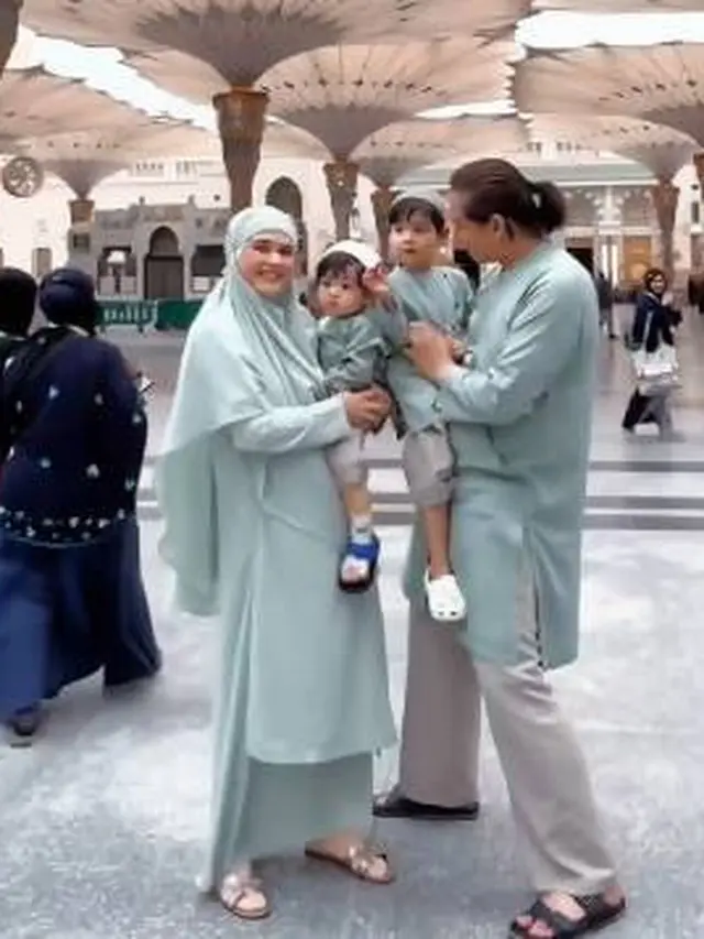 7 Potret Cut Meyriska dan Roger Danuarta Jalani Umrah Bersama Buah Hati