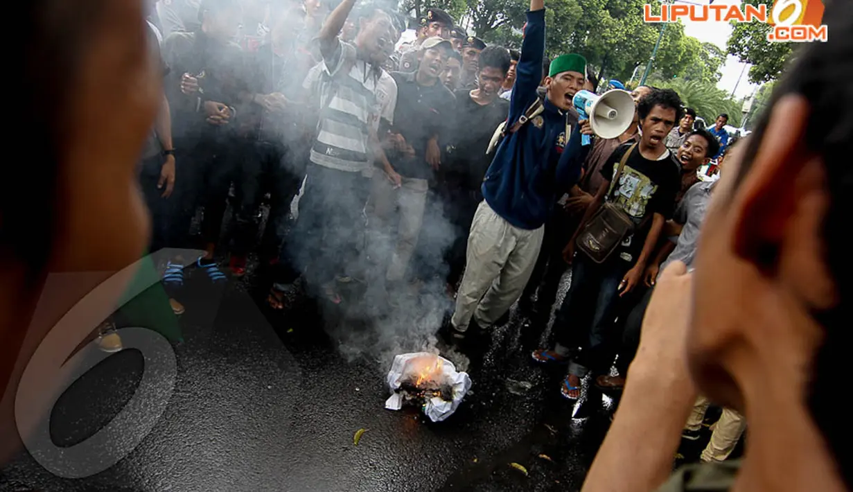 Di depan kantor KPU, Selasa (22/4/14), massa mendesak DPR untuk meninjau hasil kinerja KPU yang dianggap cacat dan meminta KPK untuk mengaudit aliran dana KPU. (Liputan6.com/Faizal Fanani)