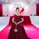 Kehadirannya di acara tersebut terasa begitu spesial karena Tasya berkesempatan menyaksikan langsung reuni dua ikon Hollywood, yakni Anne Hathaway dan Meryl Streep di red carpet film yang paling dinantikan para pecinta fashion. [@tasyafarasya].