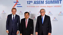 Wakil Presiden Indonesia, Jusuf Kalla foto bersama Presiden Komisi Eropa Jean-Claude Juncker dan Presiden Dewan Eropa Donald Tusk saat menghadiri pembukaan KTT ASEM (Asia-Europe Meeting) ke-12 di Brussels, Belgia, (18/10). (AFP Photo/Ben Stansall)