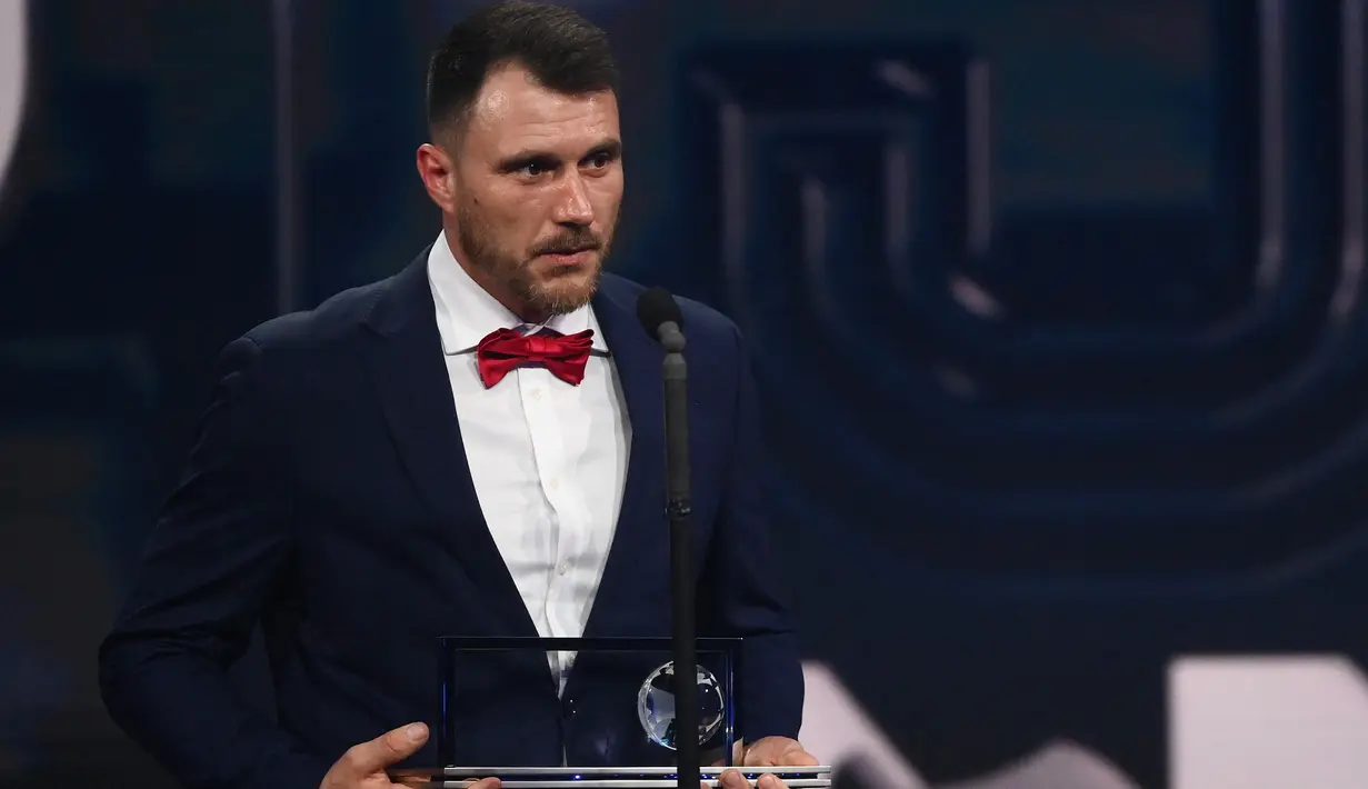 Pemain Polandia Warta Poznan Marcin Oleksy menyampaikan pidato setelah menerima penghargaan gol terbaik Puskas Award pada acara The Best FIFA Football Award 2022 di Paris, Prancis, 27 Februari 2023. Gol Marcin Oleksy diciptakan untuk memenangkan timnya Warta Pozna atas Stal Rzeszow dengan skor 1-0 pada pertandingan Liga Sepak Bola Polandia Amputasi (6/11/2022). (FRANCK FIFE/AFP)