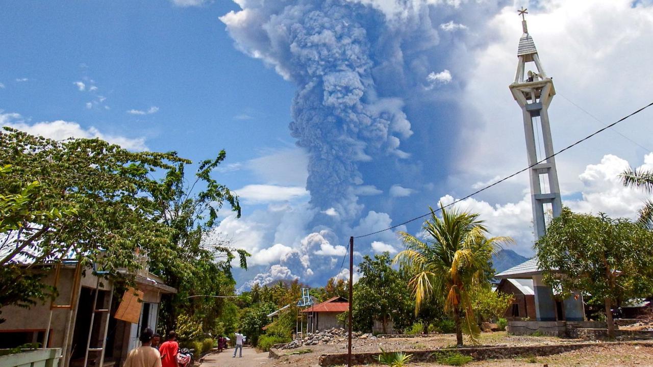FOTO: Kepanikan Warga saat Gunung Lewotobi Laki-Laki Meletus Dahsyat