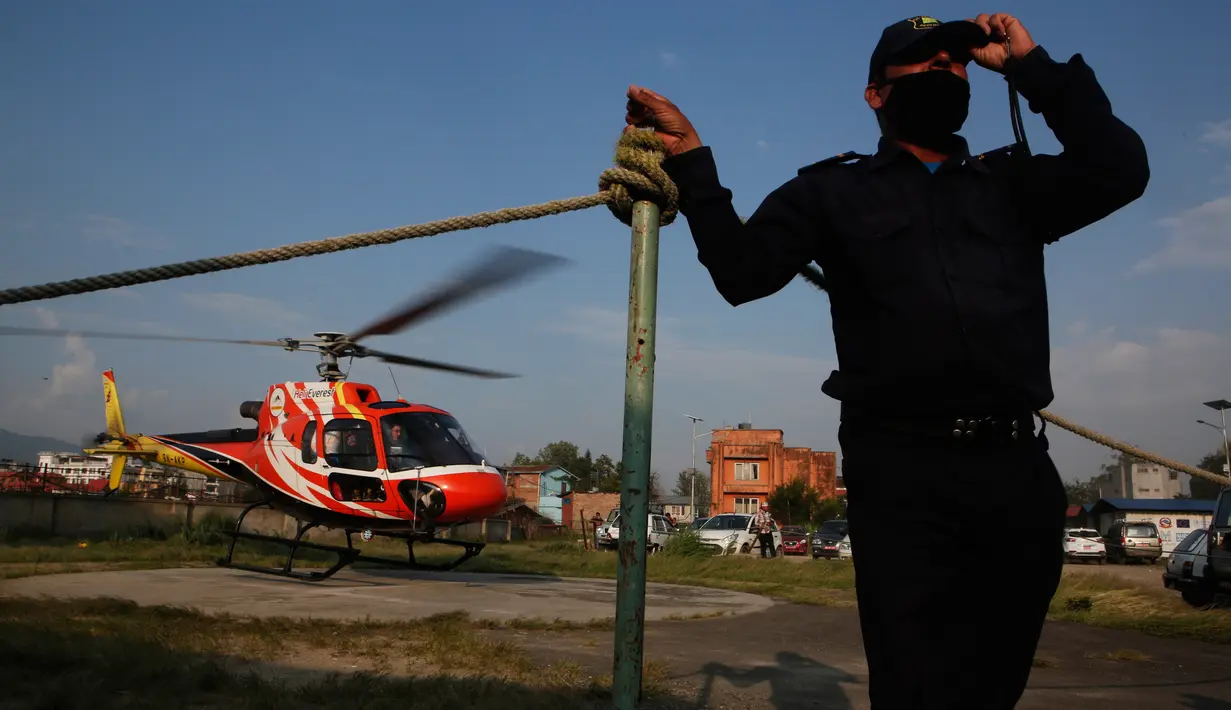 Helikopter yang membawa jasad pendaki India, Ravi Kumar (27), mendarat di ibu kota Nepal, Minggu (28/5). Ravi tewas pada bulan ini setelah mencapai puncak gunung Everest dan kemudian terpisah dari rombongan dan pemandunya. (AP Photo/Niranjan Shrestha)