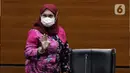 Wakil Ketua KPK, Lili Pintauli Siregar sesaat sebelum menyampaikan rilis penahahan Ni Putu Eka Wiryastuti dan I Dewa Nyoman Wiratmaja sebagai tersangka dugaan korupsi pengurusan dana insentif daerah Kabupaten Tabanan tahun 2018 di Gedung KPK, Jakarta, Kamis (24/3/2022). (Liputan6.com/Helmi Fithrians