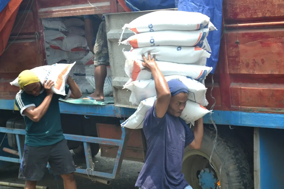 Operasi pasar dilakukan Bulog untuk menekan harga beras agar tidak terus melambung tinggi. (Foto: Liputan6.com/Muhamad Ridlo)