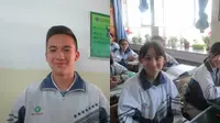 Irfan (kiri) dan Nahila (kanan), murid sekolah Urumqi, China. (Liputan6.com/Arie Mega Prastiwi)