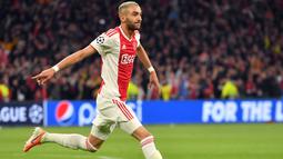 Hakim Ziyech pemain sayap Ajax asal Maroko berusia 26 tahun diminati Arsenal, Sevilla, Bayern Munchen dan Liverpool. Dengan klausul pelepasan hanya senilai 25 juta pound, klub bisa lebih berhemat dibanding mengincar Wilfried Zaha. (AFP/Emmanuel Dunand)