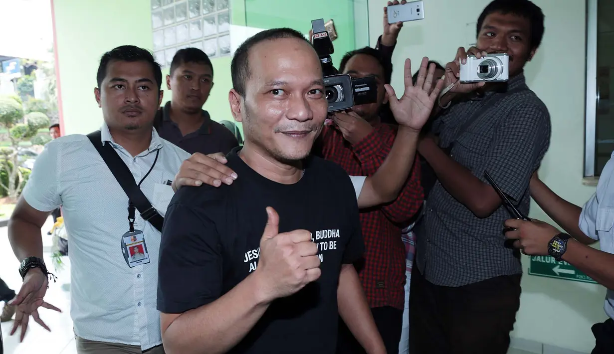 Penyanyi Iwa Kusuma atau biasa dikenal Iwa K Tiba di RSKO Cibubur, sekitar pukul 12.30 WIB. Berbeda dengan sebelumnya yang mengenakan masker, kali ini ia terlihat lebih ceria sembari mengumbar senyum. (Deki Prayoga/Bintang.com)