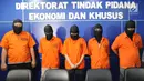 Para tersangka saat rilis kasus pembobolan dana nasabah di Jakarta, Senin (24/9). Dittipideksus Bareskrim Polri berhasil membekuk 5 tersangka kasus penipuan dana nasabah berbagai bank swasta dan plat merah sekitar Rp 14 triliun. (Merdeka.com/Arie Basuki)