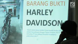 Pewarta melihat layar yang menampilkan barang bukti dugaan suap yang melibatkan auditor Badan Pemeriksa Keuangan di Gedung KPK, Jakarta, Jumat (22/9). (Liputan6.com/Helmi Fithriansyah)