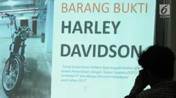 Pewarta melihat layar yang menampilkan barang bukti dugaan suap yang melibatkan auditor Badan Pemeriksa Keuangan di Gedung KPK, Jakarta, Jumat (22/9). (Liputan6.com/Helmi Fithriansyah)