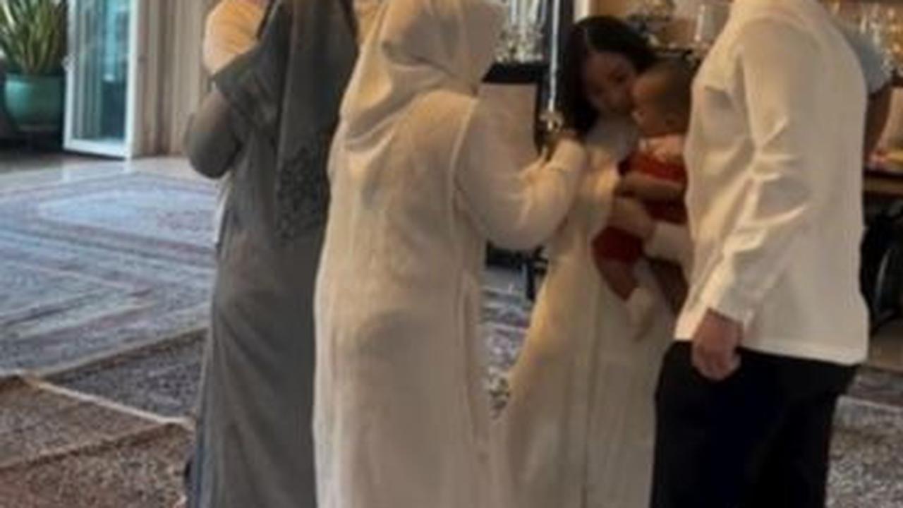Nikita Willy tampak sangat bahagia dan memperlihatkan keakraban dengan keluarganya.<br>