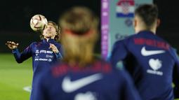 Pemain Kroasia, Luka Modric, mengontrol bola saat sesi latihan jelang laga melawan Argentina pada laga semi final Piala Dunia 2022. (AP Photo/Petr David Josek)