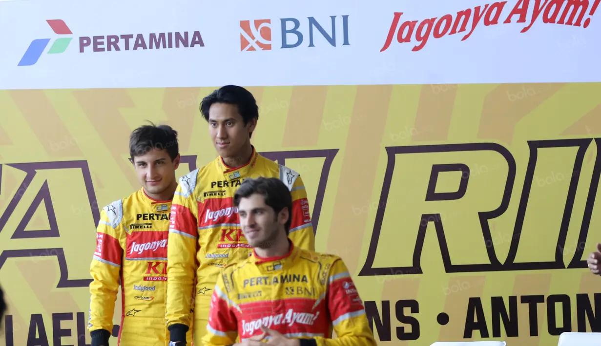 Pebalap Campos Racing Team, Mitch Evans, Sean Gelael dan Antonio Giovinazzi  tengah bersiap pada ajang Taxi Ride di Sirkuit Sentul, Jakarta, Selasa (2/8/2016). (Bola.com/Nicklas Hanoatubun)