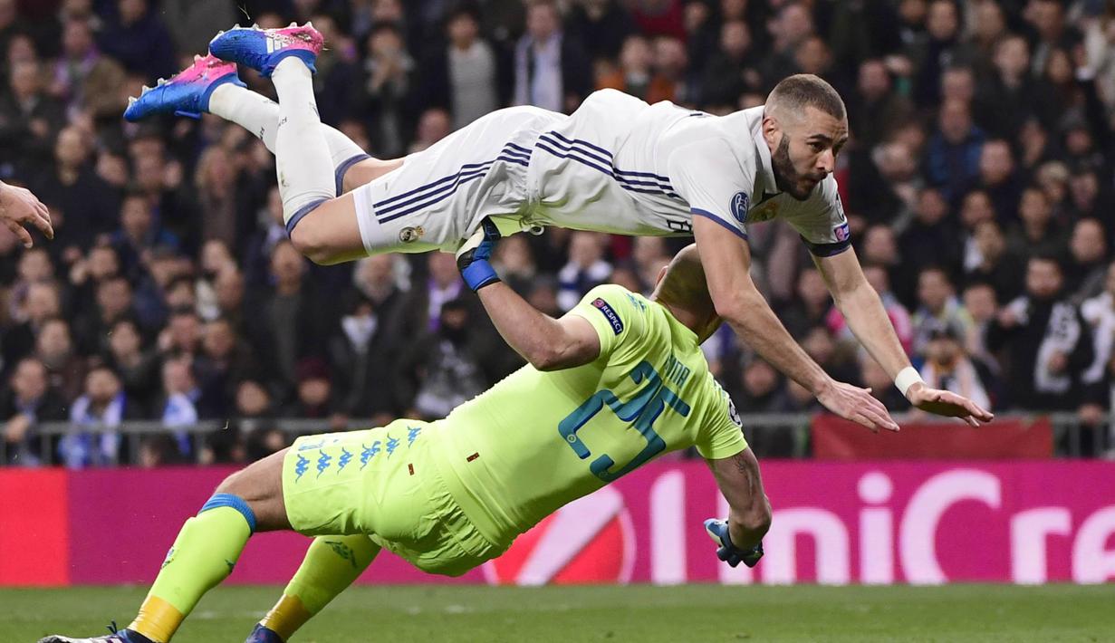 Karim Benzema (atas) dihadang kiper Napoli, Pepe Reina pada laga 16 besar Liga Champions di Santiago Bernabeu stadium, Madrid (15/2/2017). Satu gol Benzema mengantarkan Real Madrid menang atas Napoli 3-1.  (AFP/Pierre-Philippe Marcou)