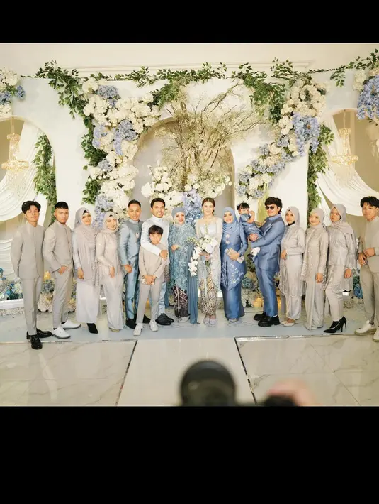 Keduanya memilih nuansa biru untuk momen pertunangan ini. Termasuk Ameena, putri pertama pasangan Atta Halilintar dan Aurel Hermansyah. [Foto: Instagram/attahalilintar]