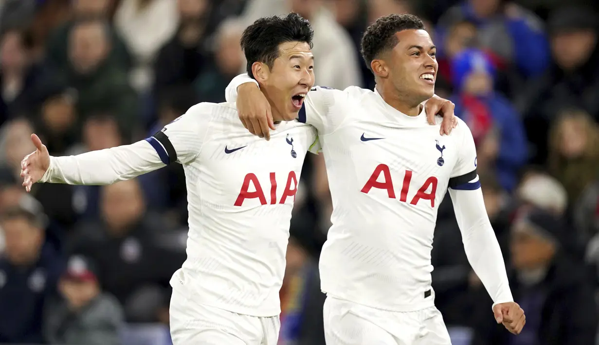 Pemain Tottenham Hotspur, Heung-Min Son, bersama Brennan Johnson, merayakan gol ke gawang Crystal Palace pada laga Liga Inggris di Stadion Selhurst Park Sabtu (28/10/2023). Spurs menang dengan skor 2-1. (PA/Via AP/(John Walton)