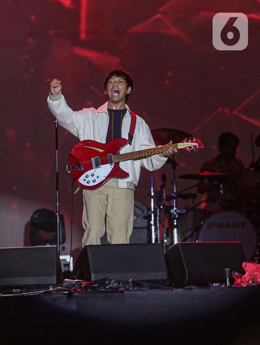 Grup band D'Masiv menghibur penonton Titik Kumpul Festival 2024 di Stadion Madya GBK, Jakarta Pusat, Sabtu (27/4/2024). (Liputan6.com/Angga Yuniar)