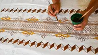 Penetapan tanggal 2 Oktober sebagai Hari Batik Nasional sekaligus memperingati pengakuan UNESCO terhadap batik sebagai Warisan Kemanusiaan untuk Budaya Lisan dan Nonbendawi pada tahun 2009. (CHAIDEER MAHYUDDIN/AFP)
