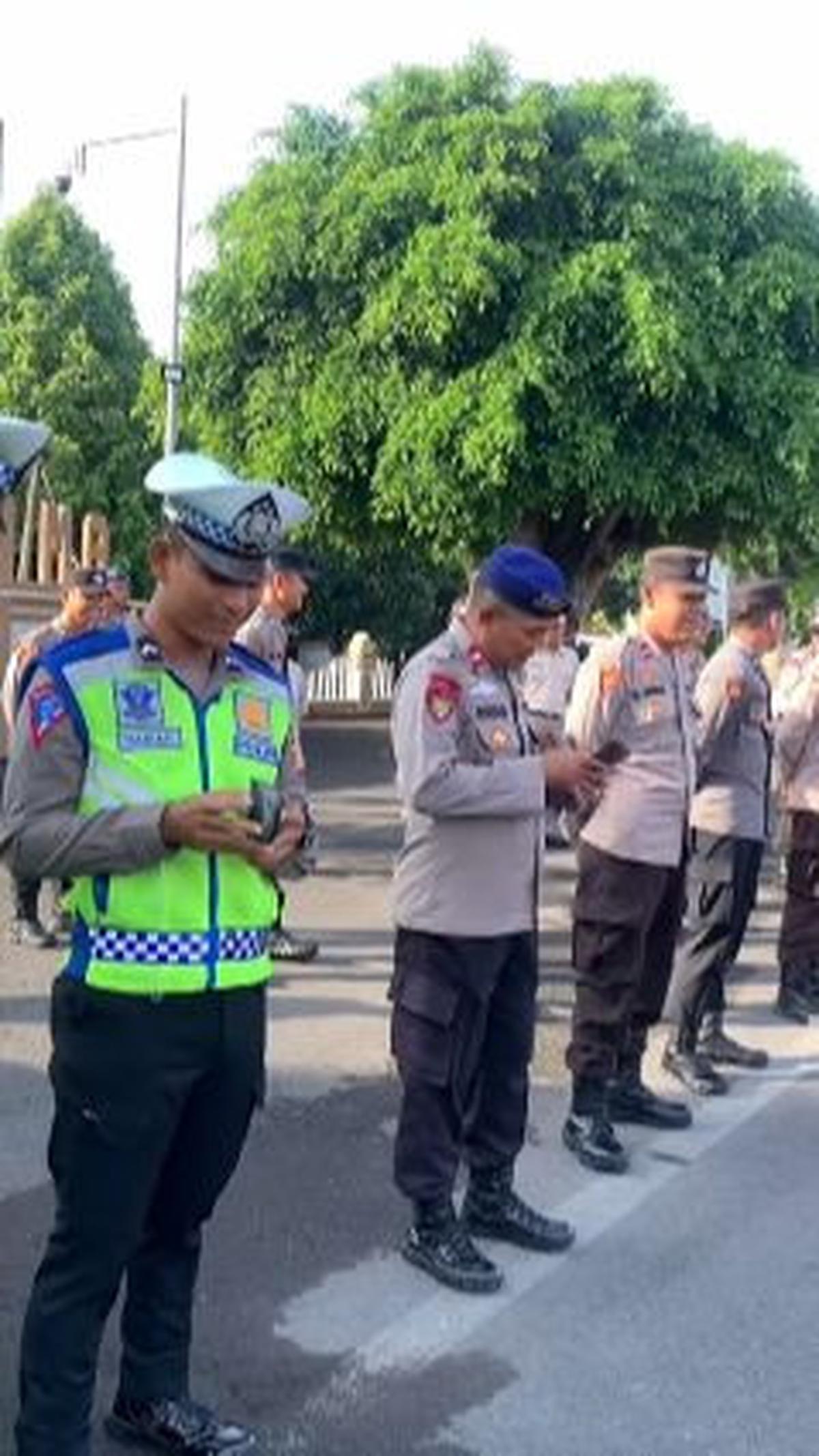 "Setelah memimpin apel, tiba-tiba Kapolres cek dompet anggota," demikian dikutip dari keterangan unggahan pada akun Instagram @abdinegaranews_.