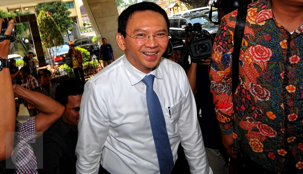 Gubernur DKI Jakarta, Basuki Tjahaja Purnama tiba di Bareskrim Mabes Polri, Jakarta, Rabu (29/7). Ahok diperiksa sebagai saksi terkait dugaan korupsi pengadaan UPS untuk tersangka Alex Usman dan Zaenal Soleman. (Liputan6.com/Yoppy Renato)