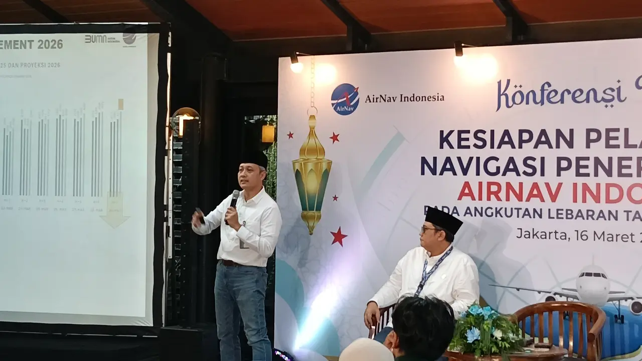 Direktur Operasi AirNav Indonesia Setio Anggoro dalam sesi konferensi pers di Jakarta, Senin (16/3/2026). (Liputan6.com/Maulandy)