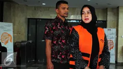 Evy Susanti berjalan keluar usai diperiksa oleh Komisi Pemberantasan Korupsi (KPK), Jakarta, Jumat (11/9/2015). Evy diperiksa sebagai tersangka dalam kasus suap tiga hakim PTUN Medan. (Liputan6.com/Helmi Afandi)