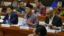 Menteri Agama Lukman Hakim Syaifuddin (tengah) mengikuti rapat kerja dengan Komisi VIII DPR di Kompleks Parlemen Senayan, Jakarta, Kamis (19/9/2019). Rapat tersebut menyepakati RUU Pesantren dan Pendidikan Keagamaan diubah menjadi RUU Pesantren. (Liputan6.conm/Johan Tallo)