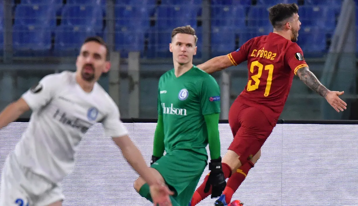 Pemain AS Roma Carles Perez (kanan) melakukan selebrasi usai mencetak gol ke gawang Gent pada leg pertama babak 32 besar Liga Europa di Olympic Stadium, Roma, Italia, Kamis (20/2/2020). Gol tunggal Carles Peres membawa AS Roma menaklukkan Gent 1-0. (Alberto PIZZOLI/AFP)