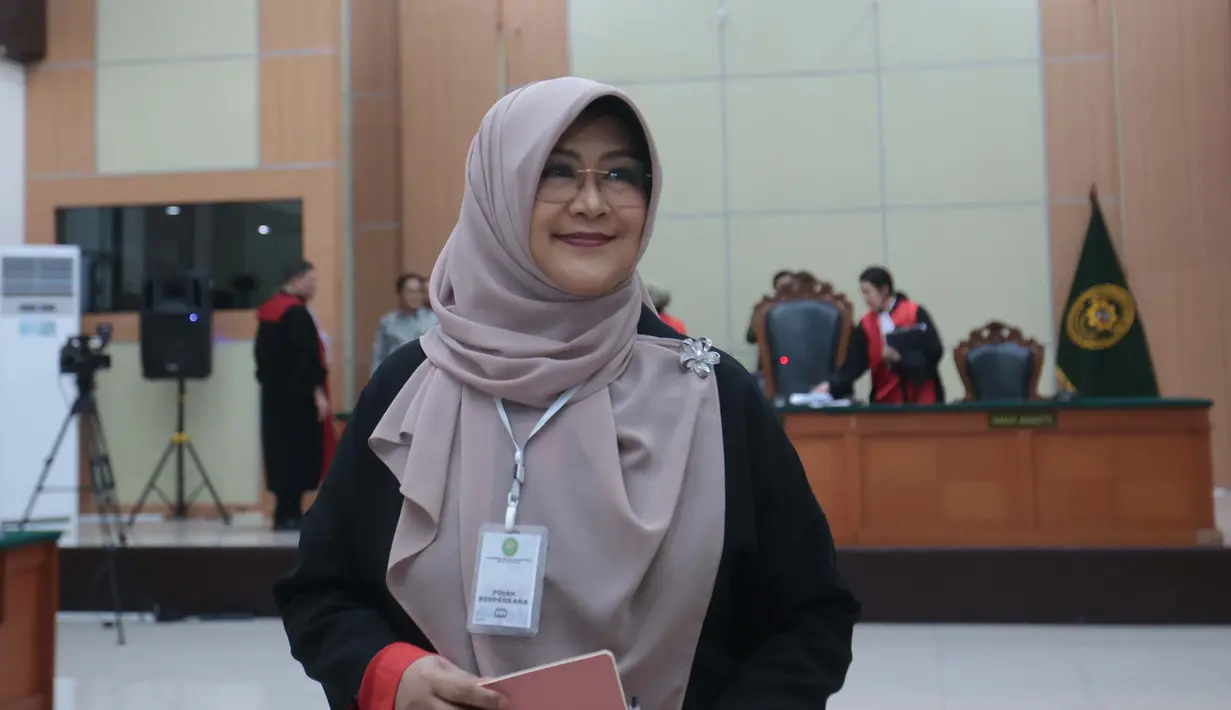dr Tifauzia Tyassuma atau dikenal dokter Tifa usai mengikuti sidang pembacaan dakwaan perkara dugaan pencemaran nama baik terkait tudingan ijazah palsu Presiden ke-7 RI Joko Widodo di Pengadilan Negeri Jakarta Timur, Kamis (02/07/2026), (Kapanlagi.com/ Budy Santoso)