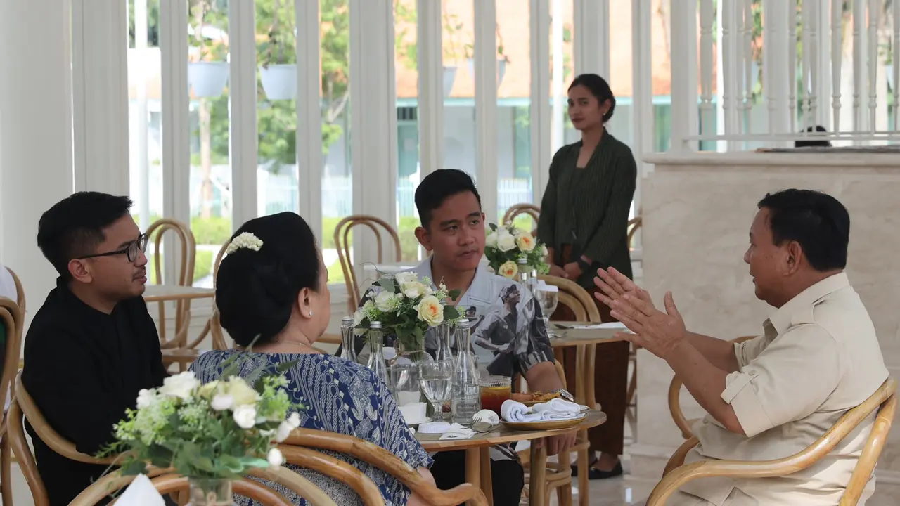Menhan Prabowo Subianto didampingi Wali Kota Solo Gibran Rakabuming Raka mengunjungi Kompleks Pura Mangkunegaran