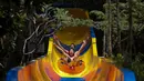 Pengunjung menggunakan pelampung meluncur di perosotan air terpanjang di dunia di Escape theme park di Teluk Bahang, Malaysia (25/9/2019). Pembangunan perosoton terpanjang di dunia ini dilakukan tanpa melakukan penebangan pohon. (AFP Photo/Sadiq Asyraf)