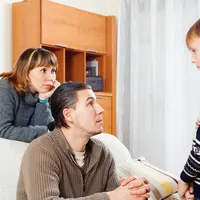 Memberikan nasihat kepada anak remaja laki-laki menjadi tantangan yang cukup sulit dan harus dilakukan dengan metode yang tepat. (Foto: Freepik/bearfotos)