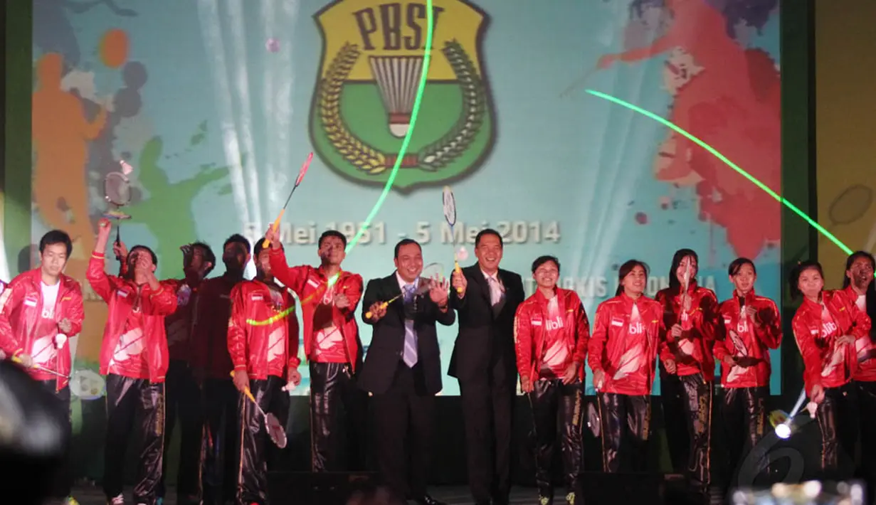 Gita Wirjawan selaku Ketua PBSI merayakan HUT PBSI ke-63 di Gedung Pelatnas PBSI, Jakarta, Senin (5/5/14). (Liputan6.com/Faizal Fanani)