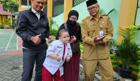 Kisah Achmad, Ayah ASN yang Setia Antar Anak Berkebutuhan Khusus Setiap Hari