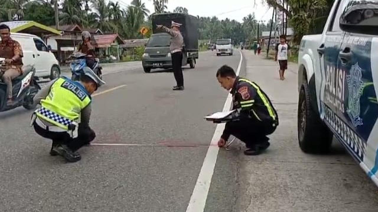 Truk Trailer Kecelakaan di Tol Wiyoto, Pipa Baja yang Jadi Muatannya Timpa 9 Lapak Dagangan