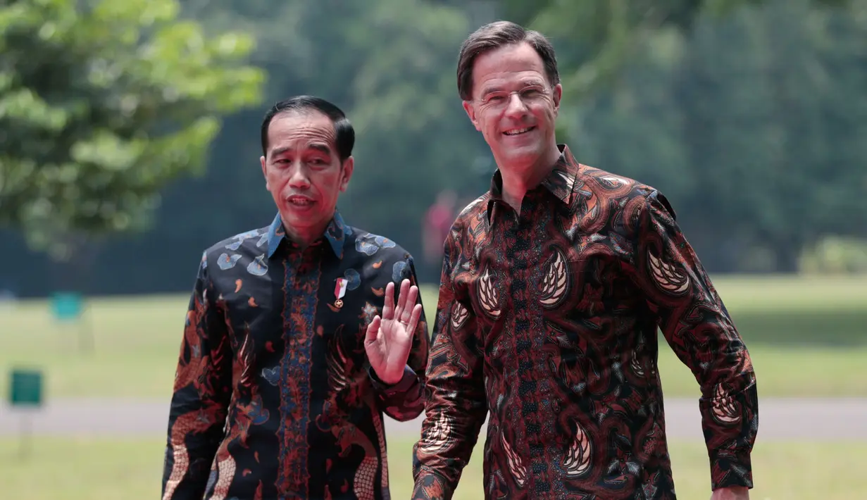 Presiden Joko Widodo atau Jokowi (kiri) berbincang dengan PM Belanda Mark Rutte sebelum pertemuan di Istana Bogor, Jawa Barat, Senin (7/10/19). Pertemuan itu membahas kerja sama strategis antara Indonesia dan Belanda kedepan berdasarkan prinsip kemitraan komprehensif. (AP/Dita Alangkara)