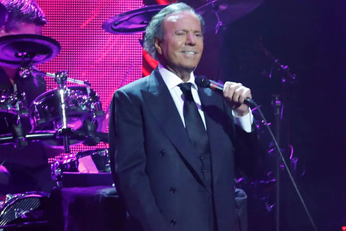 julio-iglesias-131111b.jpg