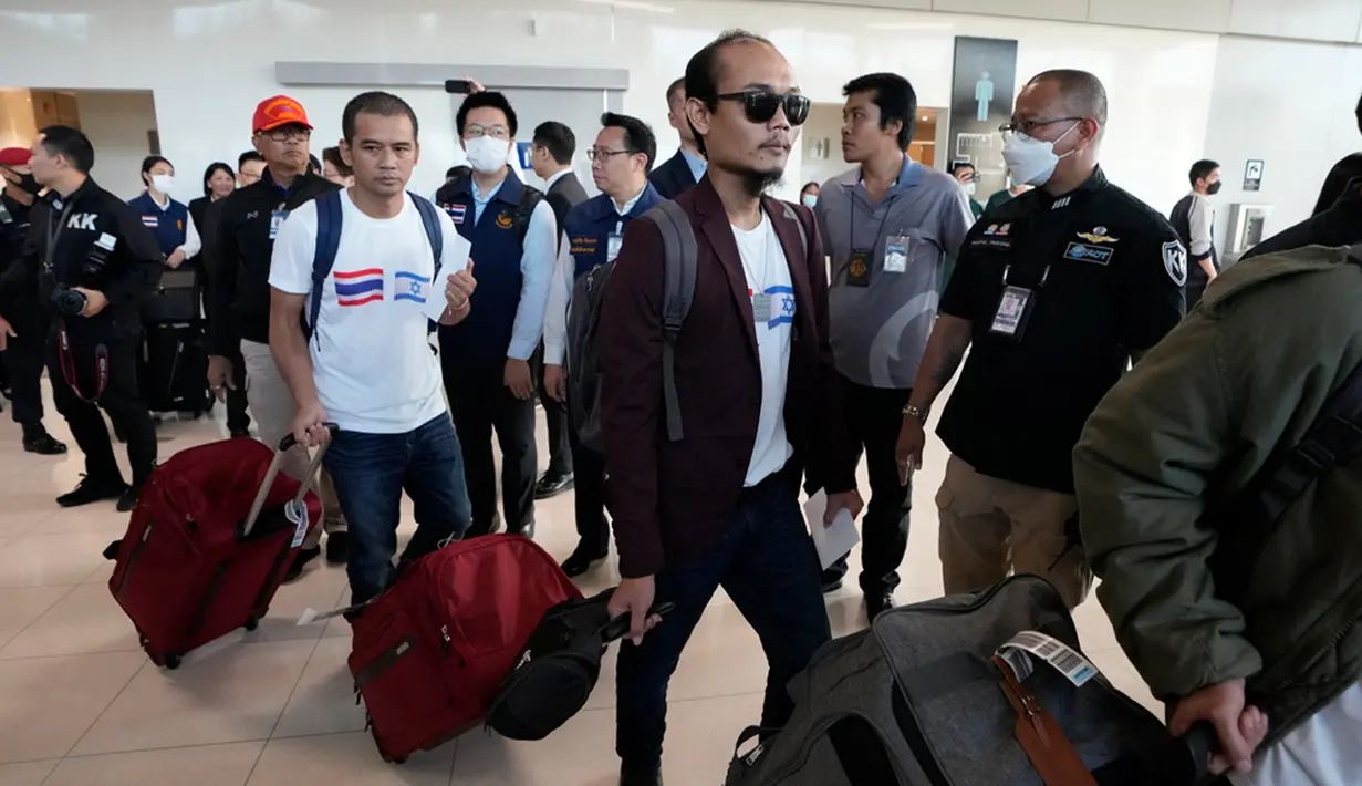 Para sandera langsung disambut gembira oleh keluarga dan kerabat yang menunggu kepulangan mereka. (AP Photo/Sakchai Lalit)
