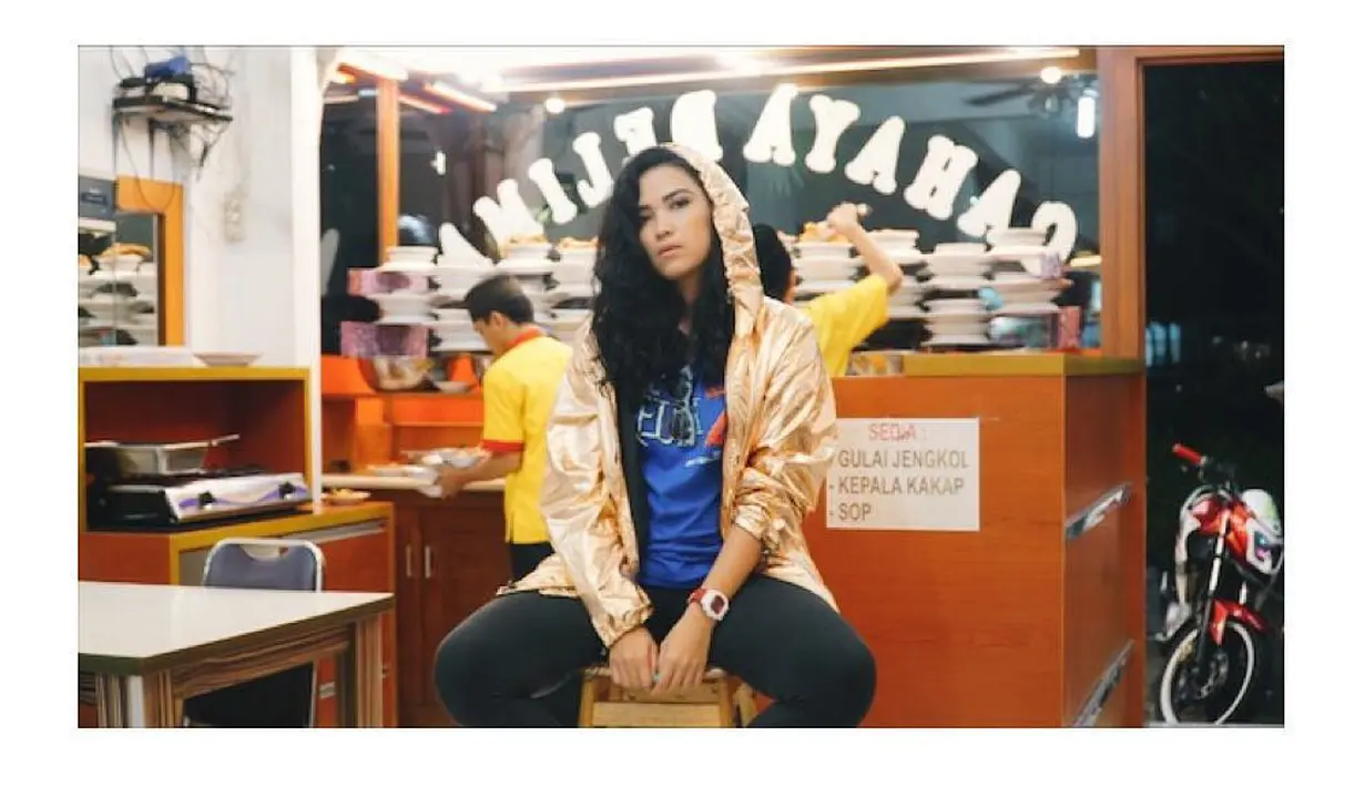 Begitu juga saat ditanyakan alasan hingga kini belum melepas masa lajangnya. Ia mengaku belum ada pria yang cocok untuk diajak menjalin hubungan serius. (Instagram/dindakanyaa)