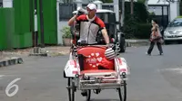 Seorang filantropi asal Skotlandia Scott Thompson berlatih mengayuh becak untuk kegiatan amal "Becak Terus" Minggu, (6/9/2015). (Liputan6.com/Johan Tallo)