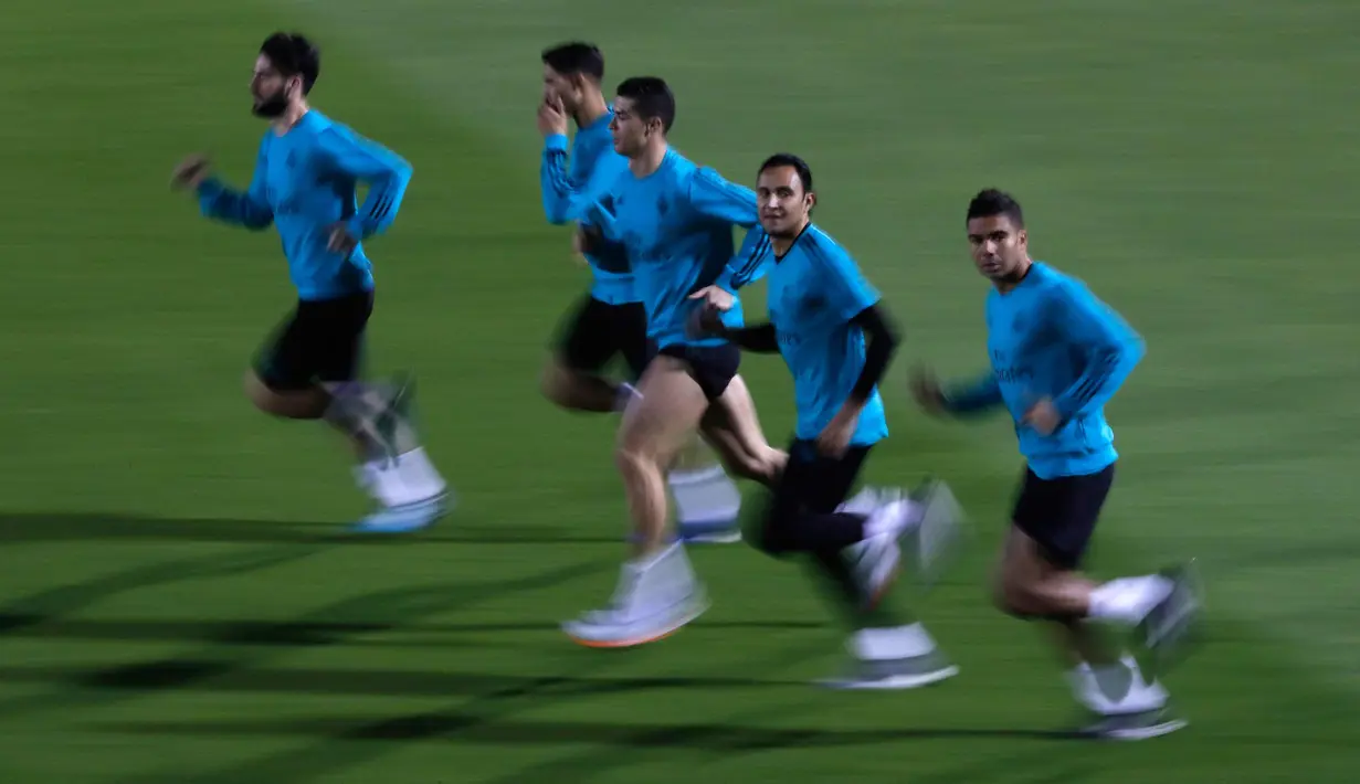 Para pemain Real Madrid melakukan pemanasan saat latihan di Abu Dhabi, Uni Emirat Arab, (14/12). Real Madrid akan bertanding melawan klub Brasil Gremio di pertandingan final Piala Dunia Klub 2017. (AP Photo / Hassan Ammar)