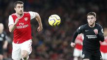 Bek Brighton & Hove Albion, Shane Duffy (kanan) berebut bola dengan bek Arsenal, Sokratis Papastathopoulos pada pertandingan lanjutan Liga Inggris di Stadion Emirates, London (5/12/2019). Arsenal takluk dengan skor tipis 2-1 atas Brighton. (AP Photo/Frank Augstein)