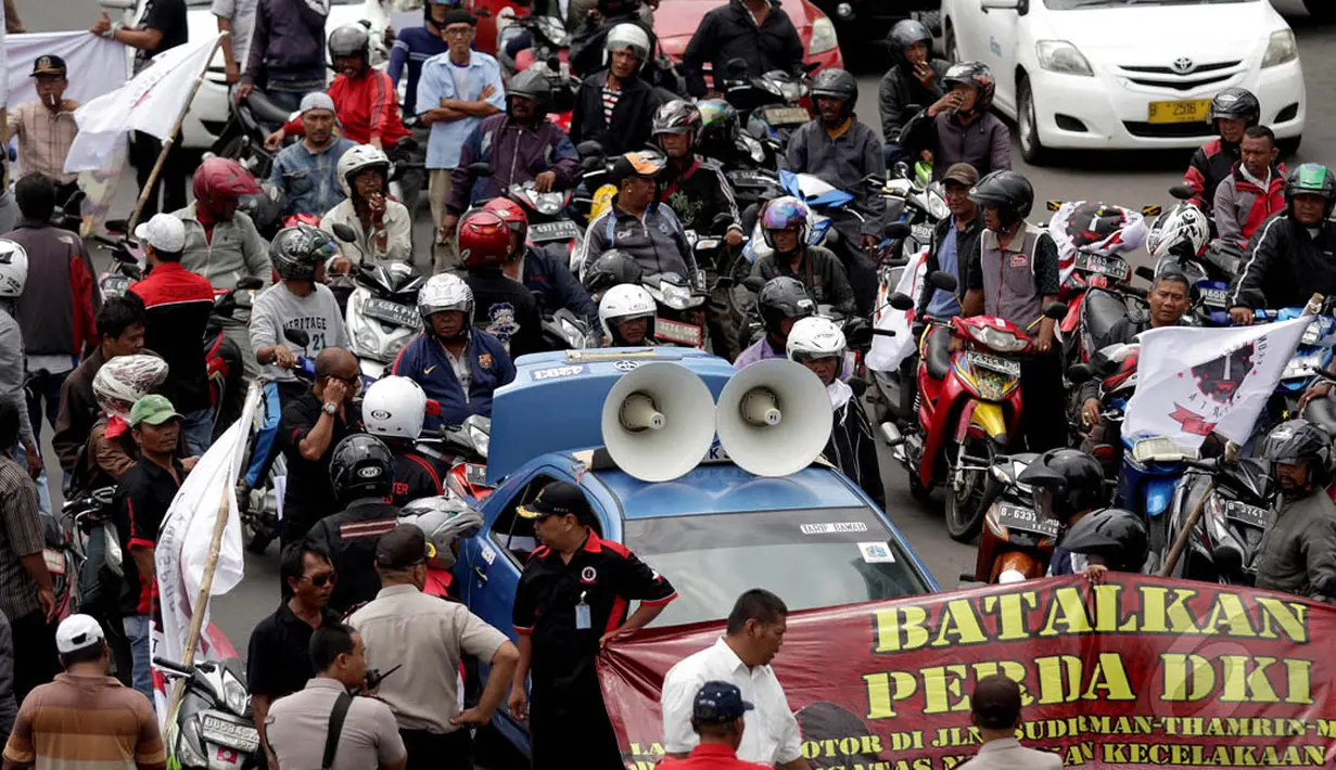 Aksi massa Front Transportasi Jakarta mendesak Gubernur Ahok mencabut larangan motor melintas di Jalan MH Thamrin dan Medan Merdeka Barat, Jakarta, Kamis (8/1/2015). (Liputan6.com/Faizal Fanani)