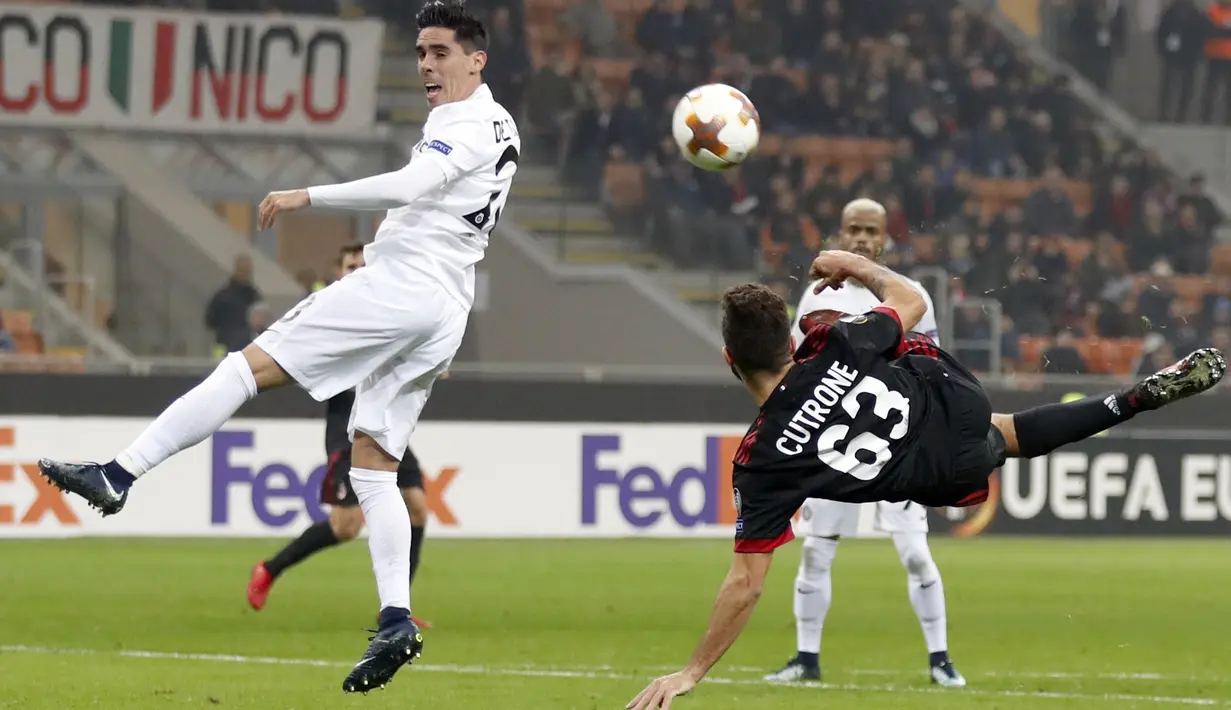 Aksi pemain AC Milan, Patrick Cutrone melakikan tendangan salto ke gawang Austria-Wien pada laga grup D Liga Europa di San Siro stadium, Milan, (23/11/2017). Milan menang telak 5-1. (AP/Antonio Calanni)