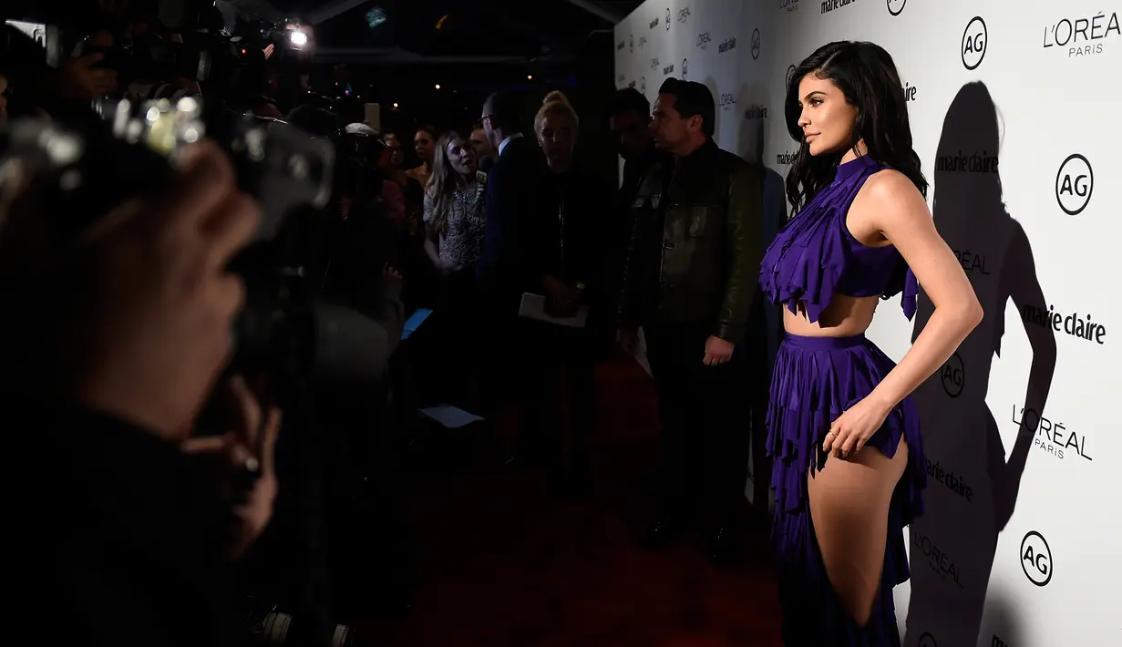 Kylie Jenner berpose saat tiba di acara Marie Claire's Image Maker Awards 2017 di Catch LA di West Hollywood, California (10/1). Busana unik Kylie Jenner langsung menjadi pusat perhatian. (AFP PHOTO/ Matt Winkelmeyer)