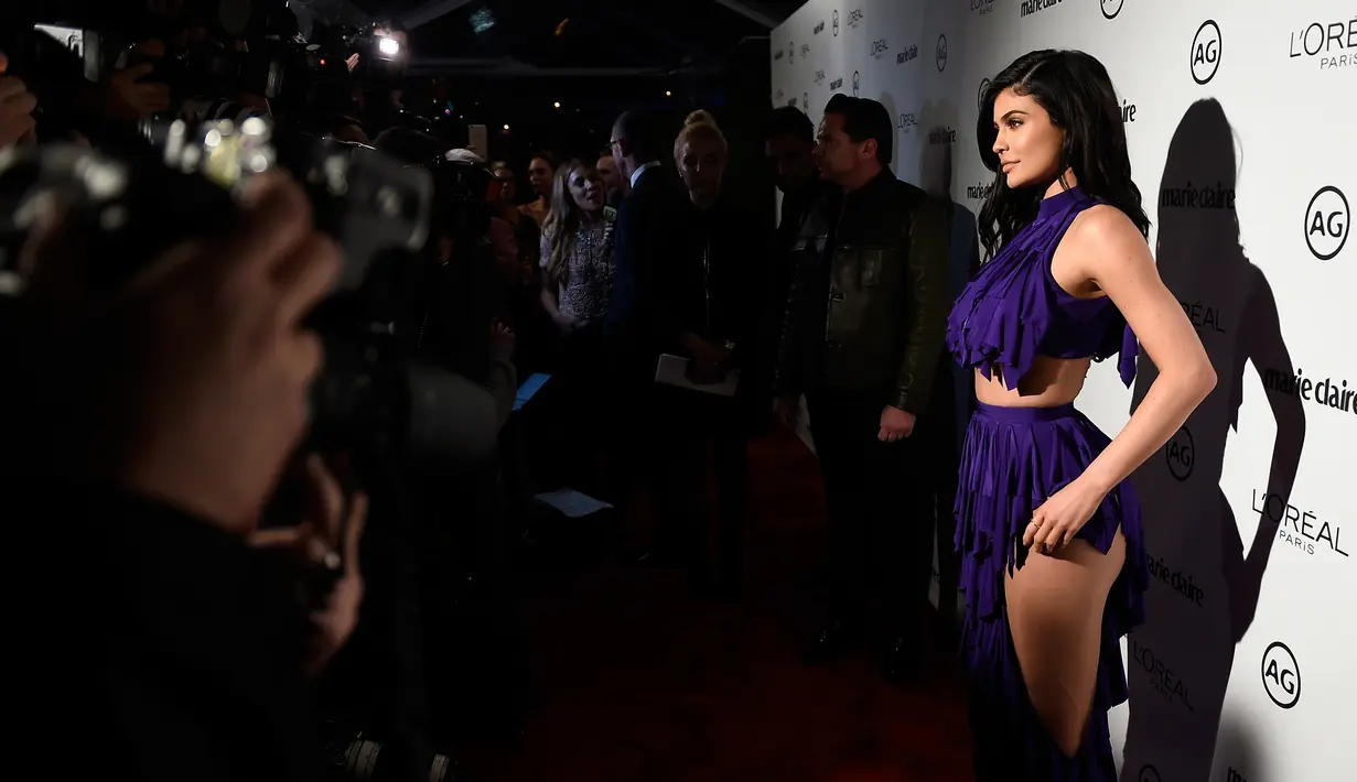 Kylie Jenner berpose saat tiba di acara Marie Claire's Image Maker Awards 2017 di Catch LA di West Hollywood, California (10/1). Busana unik Kylie Jenner langsung menjadi pusat perhatian. (AFP PHOTO/ Matt Winkelmeyer)
