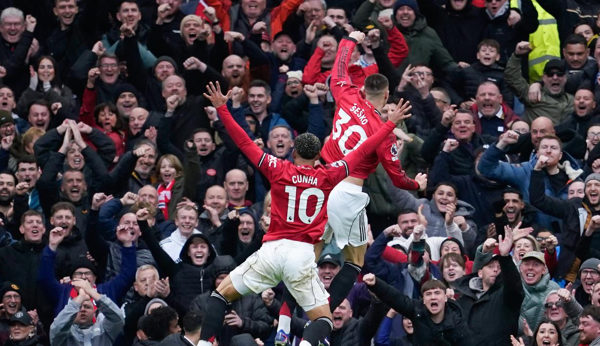 Pemain Manchester United, Benjamin Sesko dan Matheus Cunha, melakukan selebrasi setelah mencetak gol ke gawang Aston Villa di pekan ke-30 Liga Inggris 2025/2026 di Old Trafford, Minggu (15/03/2026) malam WIB. (AP Photo/Dave Thompson)